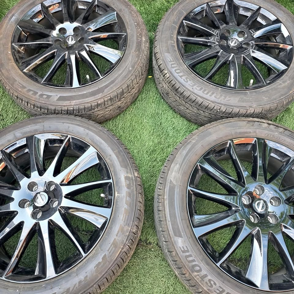 20 inch Nissan OEM alloy 5x114.3 like new