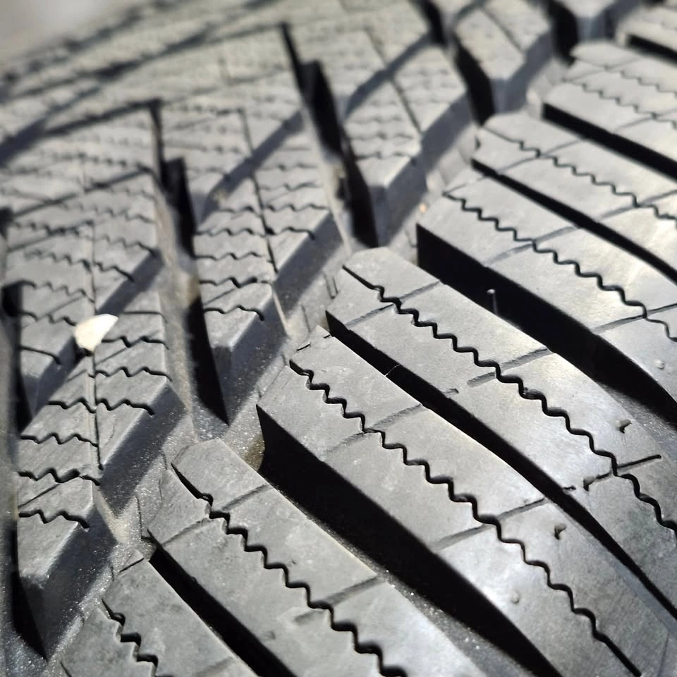 225/65/17 Lanvigator Winter Tires 90% Tread with 5x127 Rims - photo 5