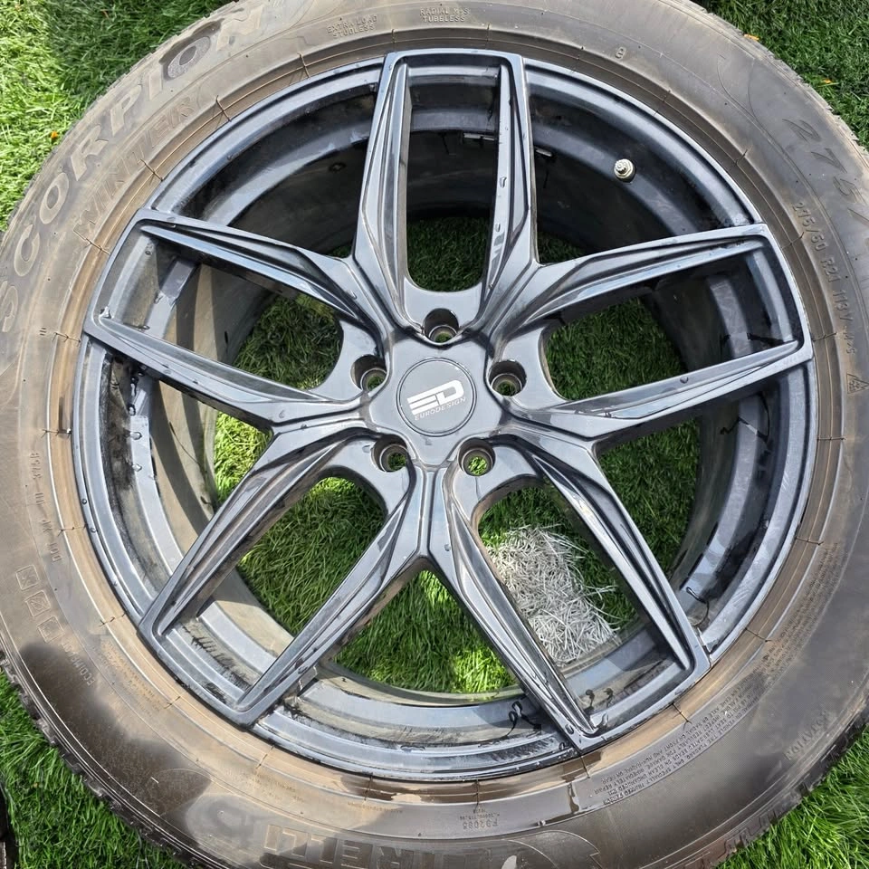 Range Rover 275/50/21 Pirelli Winter Tires with Alloy Rims - photo 2