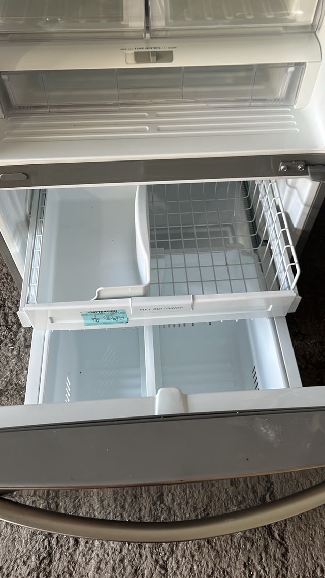 LG Bottom Freezer Refrigerator - photo 3
