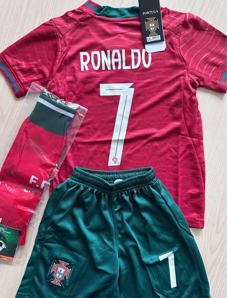 Ronaldo Portugal Kids Kit - Sizes 18, 20 - photo 2
