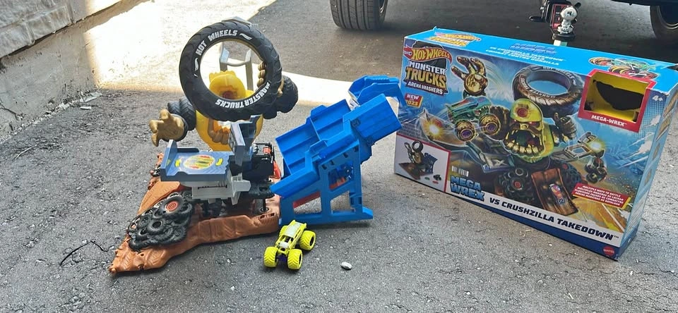 Hot Wheels Monster Trucks Arena Smashers Mega-Wrex vs. Crushzill