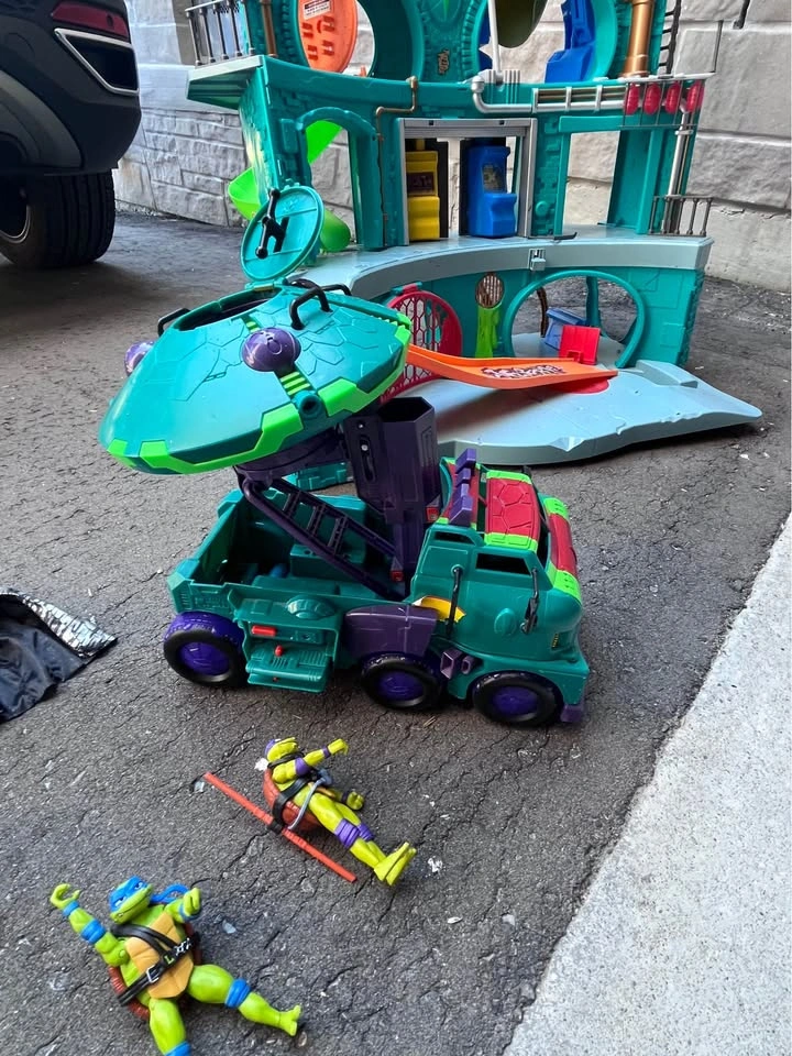 Rise of the TMNT Sewer Lair Playset, Tank, and Figures - photo 2