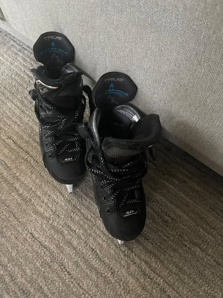 True Catalyst 9X4 Junior Hockey Skates Size 2.5 - photo 3