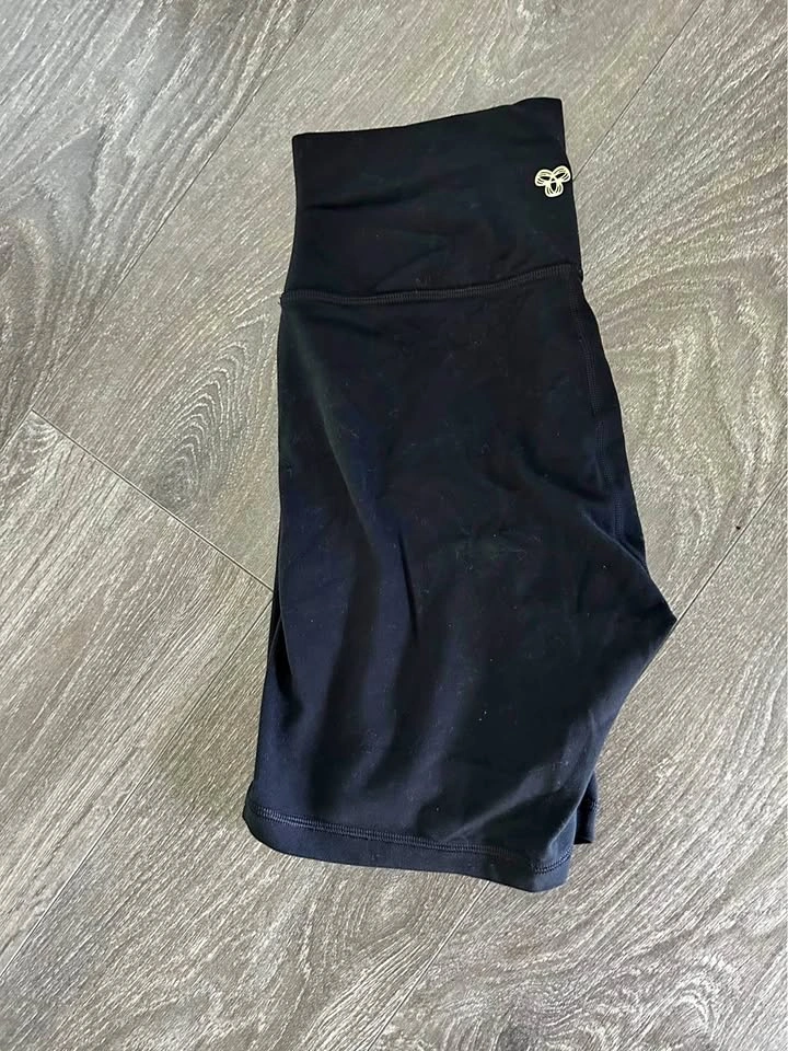 Aritzia Golden Biker Shorts Size 8