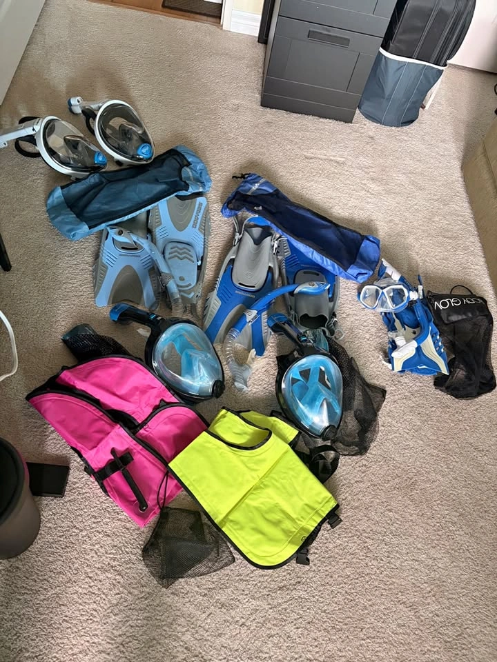 Family Snorkel Gear Bundle - 4 Full Face Masks, 3 Fin Sets & 2 V
