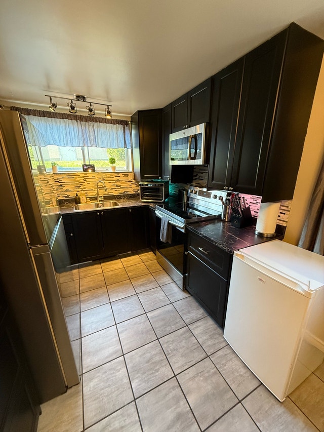 Private Room | 1,300 Sq Ft Suite + Large Yard | Allendale - photo 3