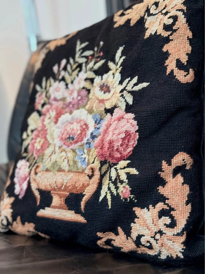 VINTAGE FLORAL NEEDLEPOINT PILLOW SET! - photo 2