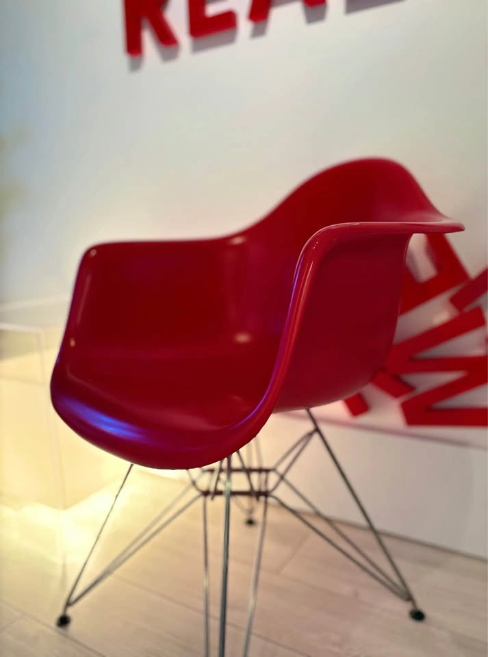 RED EAMES STYLE PLASTIC MOLDED ARMCHAIR! - photo 2
