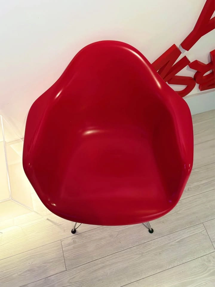 RED EAMES STYLE PLASTIC MOLDED ARMCHAIR! - photo 3