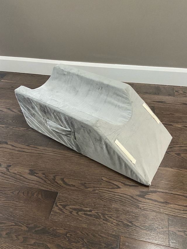 LightEase Memory Foam Leg Elevation Pillow