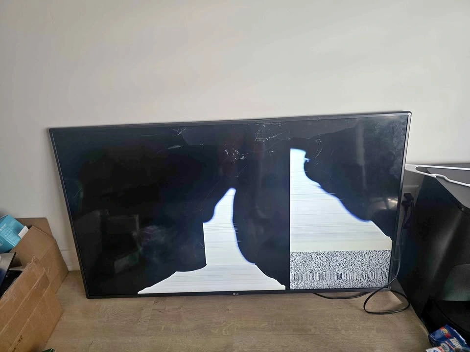 LG 55LH5750 55-Inch Smart TV cracked screen