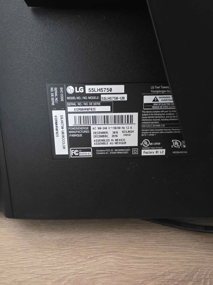 LG 55LH5750 55-Inch Smart TV cracked screen - photo 2