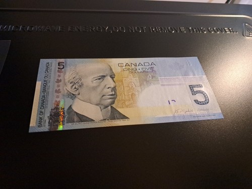 2006 Bank of Canada $5 Three Digit Radar Note - photo 4