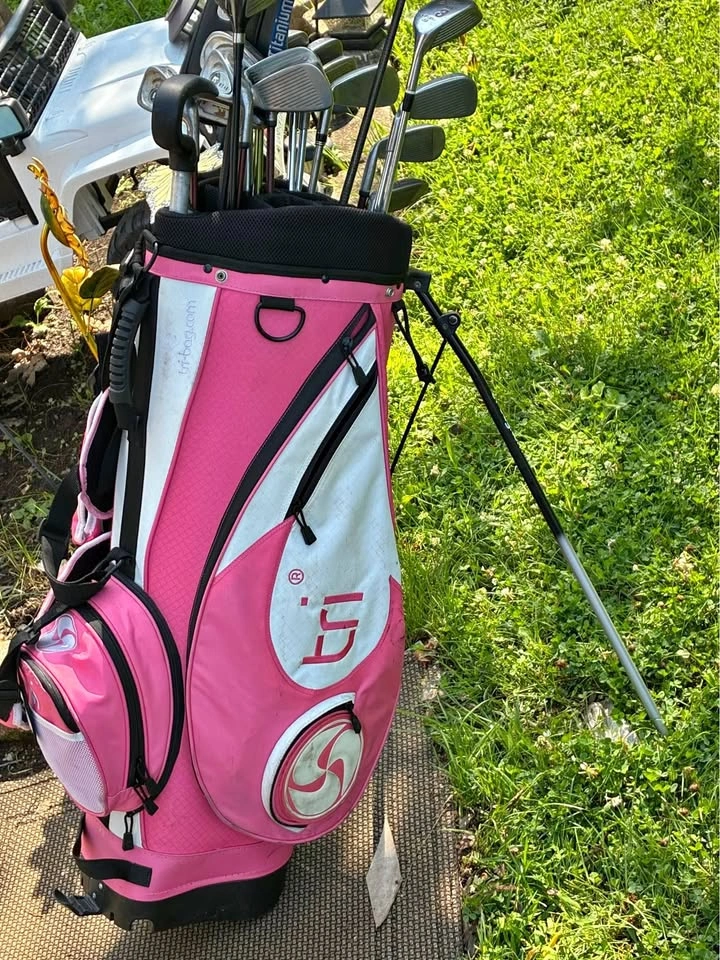 Tri-bag pink woman standing golf bag