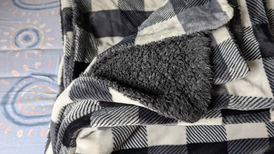 King size Black and White Plaid Sherpa Blanket - photo 2