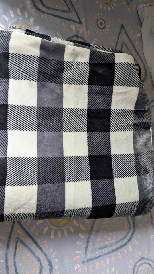 King size Black and White Plaid Sherpa Blanket - photo 3