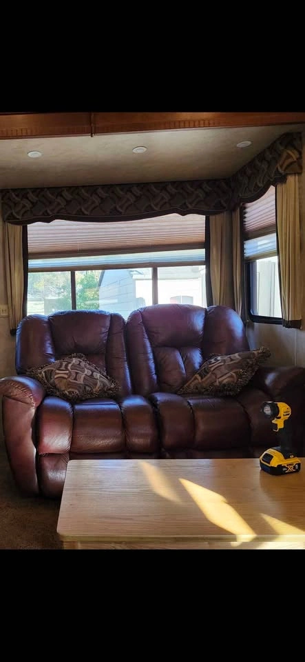 Burgundy Leather Recliner - remote controlled - photo 2