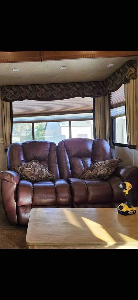 Leather Reclining loveseat - Burgundy