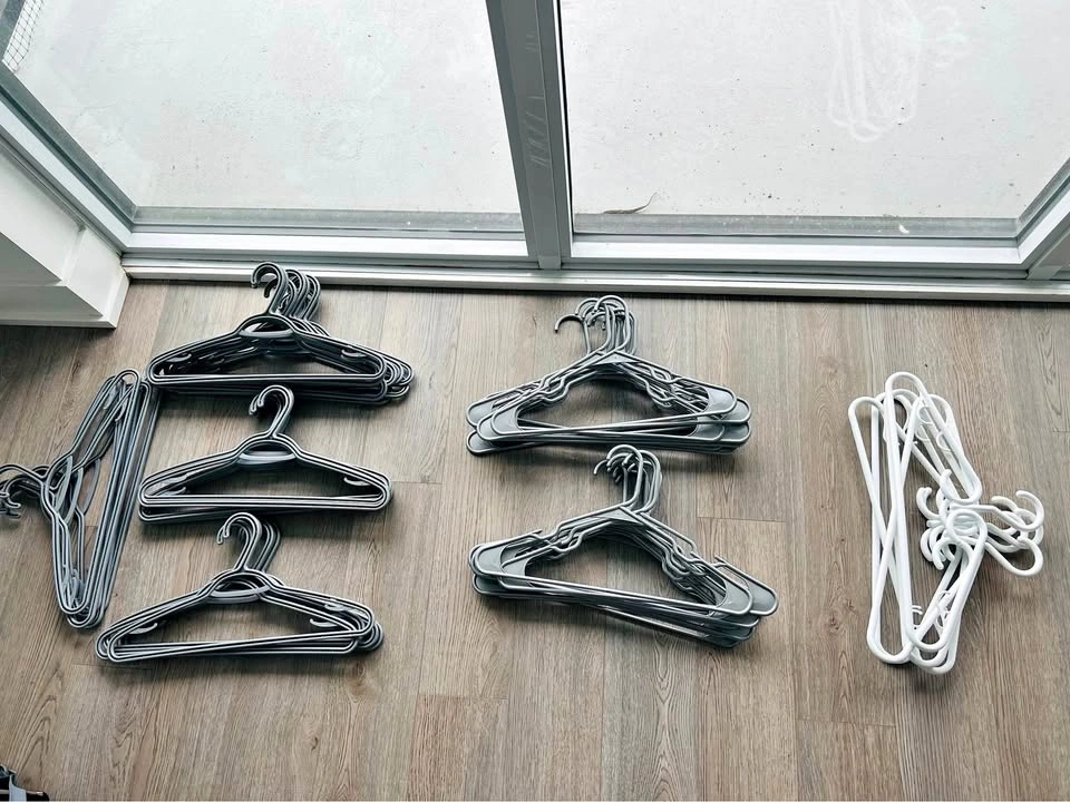 60 clothing hangers