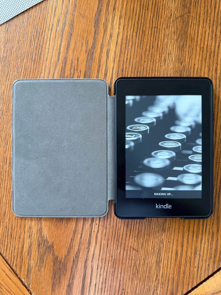 Kindle Paperwhite 10th Gen - 8GB (case is included) - photo 3