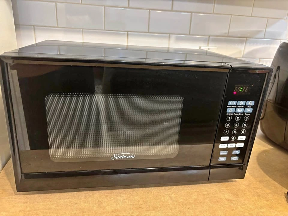 MOVING SALE Sunbeam SGSR902 Microwave Oven