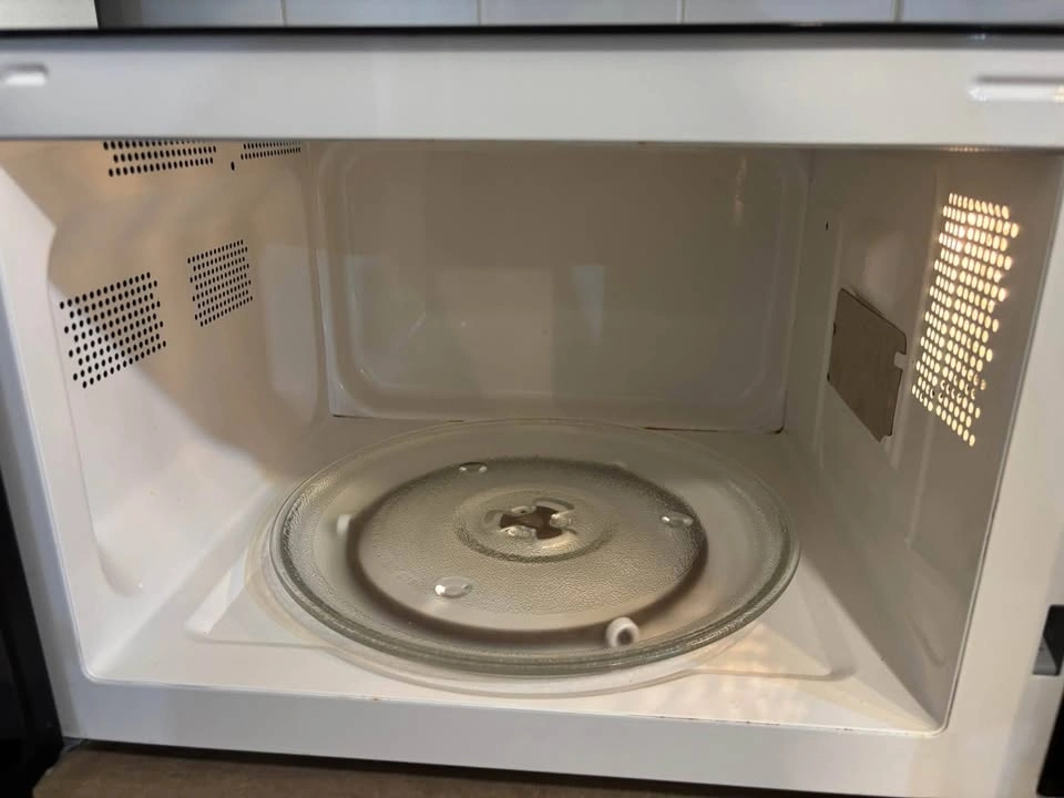 MOVING SALE Sunbeam SGSR902 Microwave Oven - photo 2