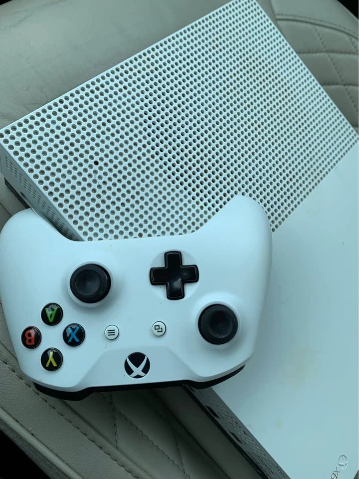 Xbox One S 1T with 2 games & power cord - photo 4