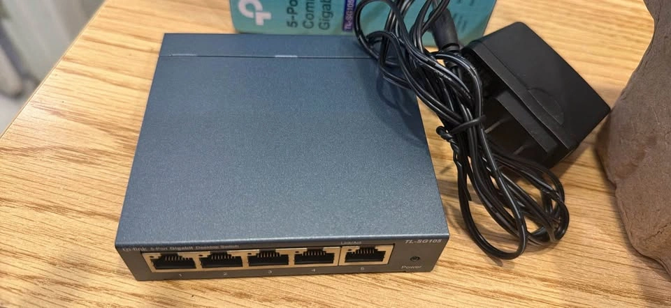 TP Link 5 Port Gigabit Switch - photo 2