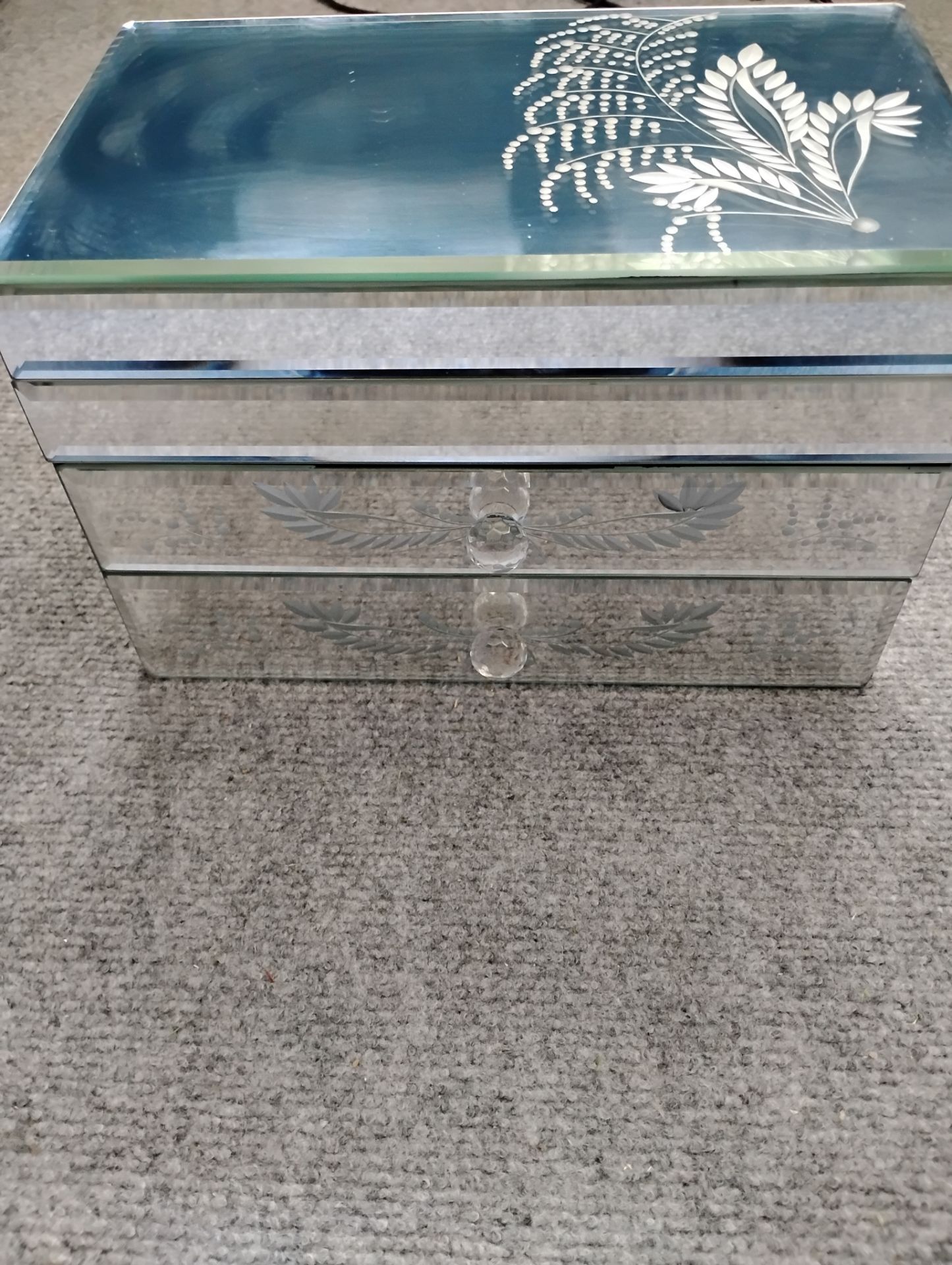Jewelry box and jewelry