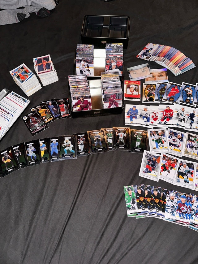 600+ sport cards selling for 30$ altogether