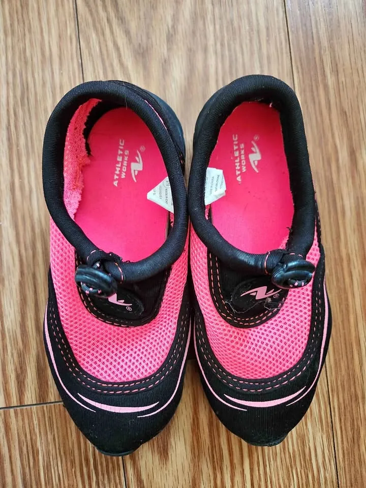 Girls size 9/10 water shoes thumbnail