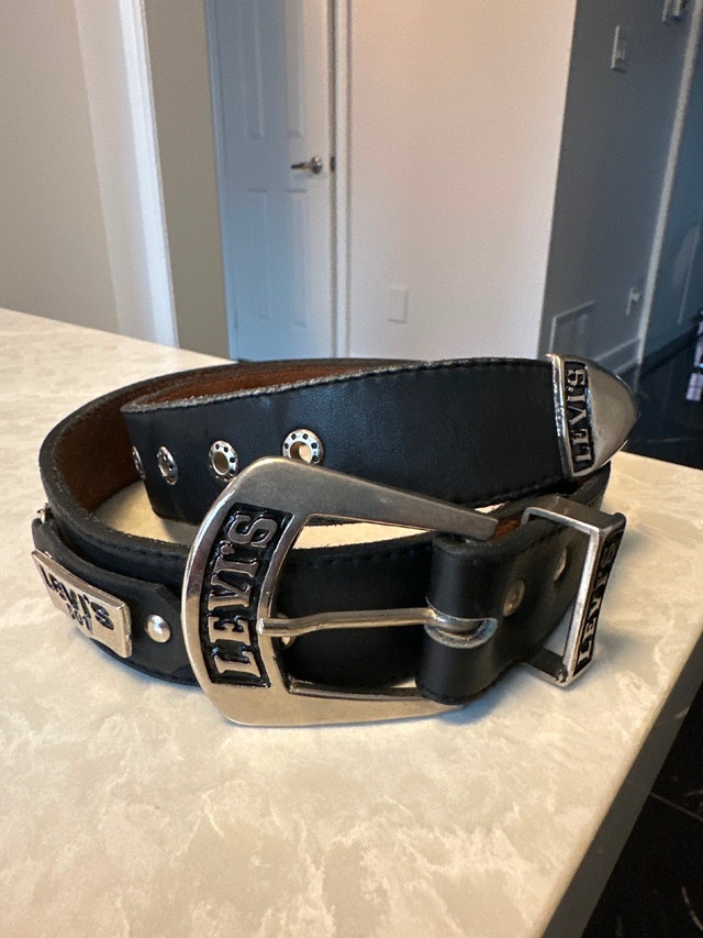 Vintage Levi's 501 black leather belt. Size L/XL.