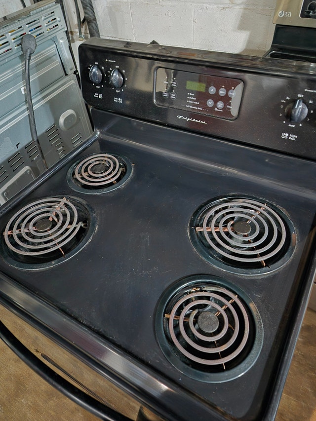 Frigidaire oven electric Coil stove black - photo 2