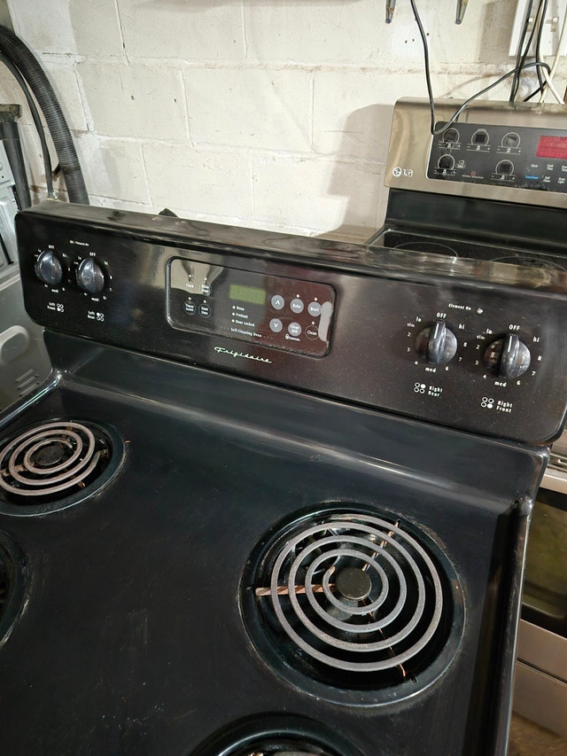 Frigidaire oven electric Coil stove black - photo 3