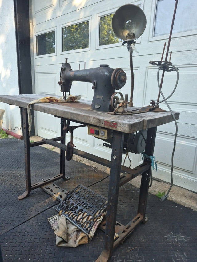 Vintage Industrial Singer Sewing Machine 1930s to 1950s spins