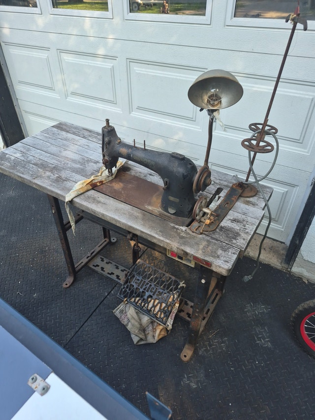 Vintage Industrial Singer Sewing Machine 1930s to 1950s spins - photo 2