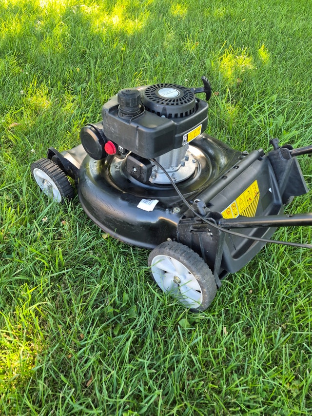 Gas Lawnmower 21'' Yard Machines Push Mower, Mulch