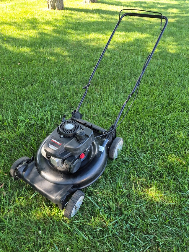Gas Lawnmower 21'' Yard Machines Push Mower, Mulch - photo 2