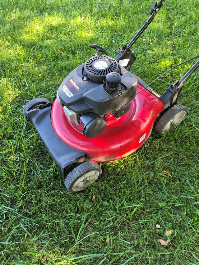 Gas Lawnmower 21'' Yard machines push mower, MULCH & BAG