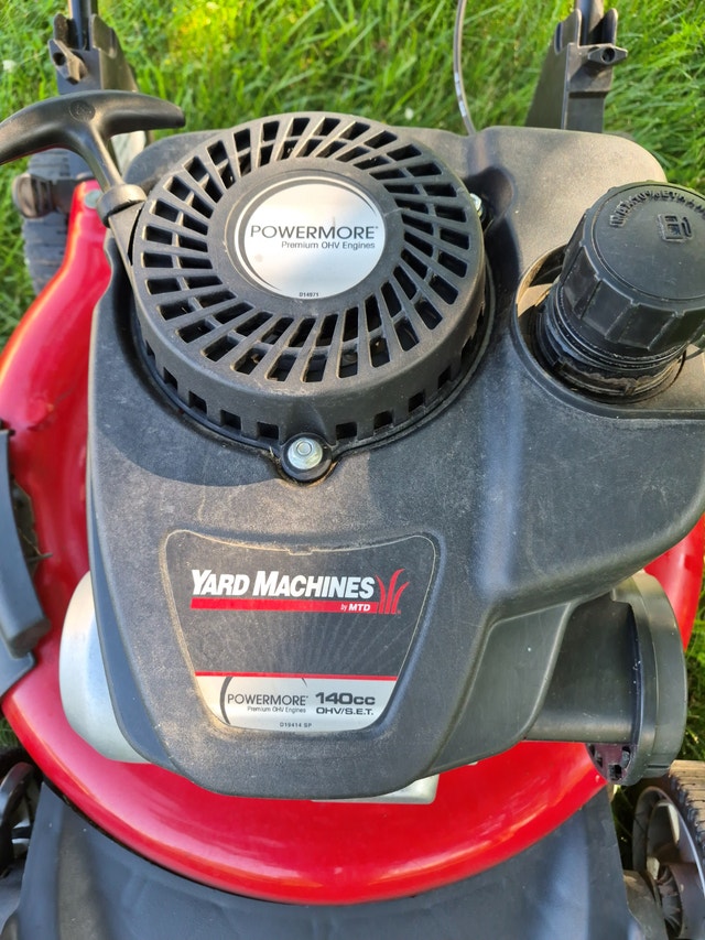 Gas Lawnmower 21'' Yard machines push mower, MULCH & BAG - photo 3