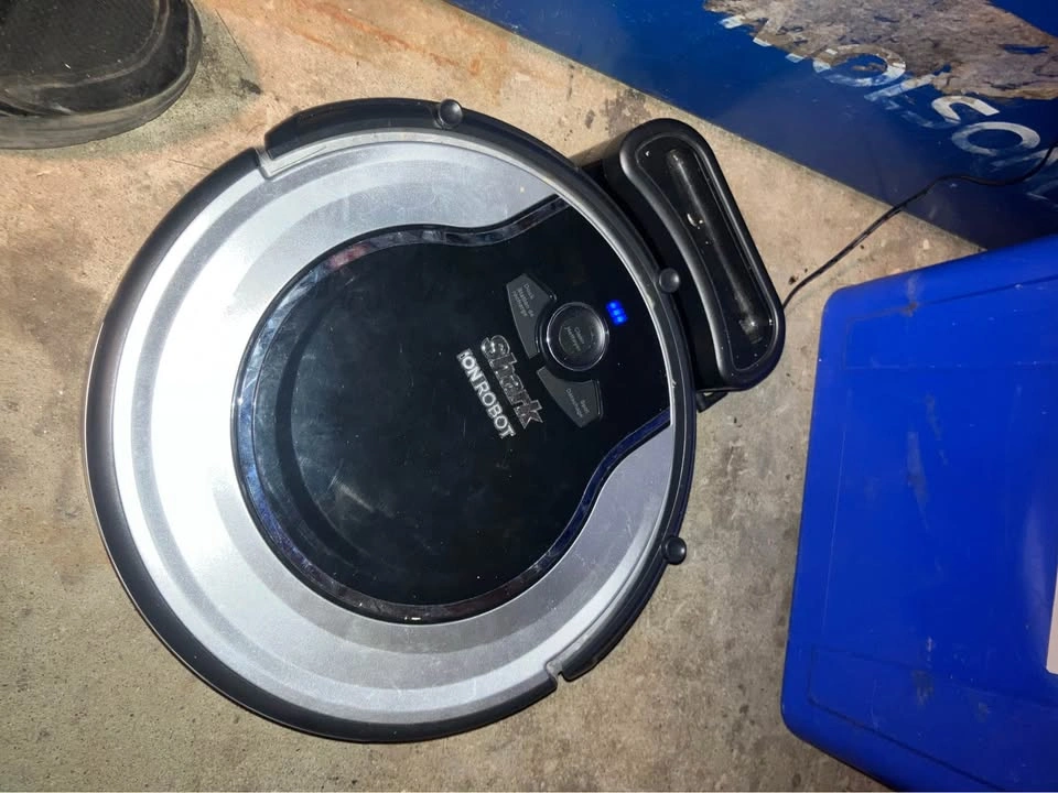 Shark EZ Robot Vacuum (RV990CA) - Excellent Condition - photo 3