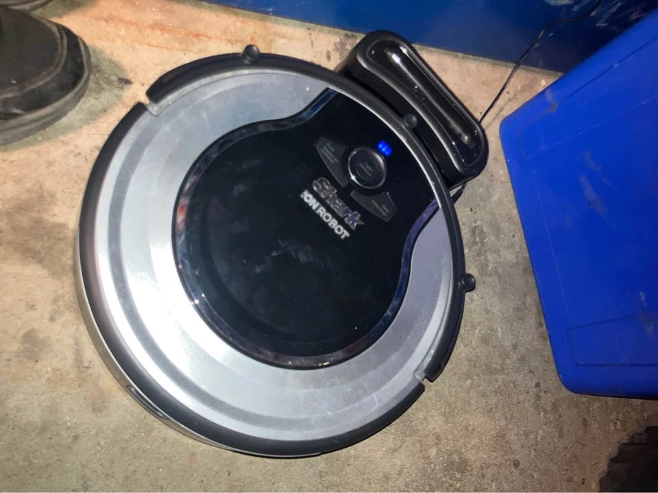 Shark EZ Robot Vacuum (RV990CA) - Excellent Condition - photo 4