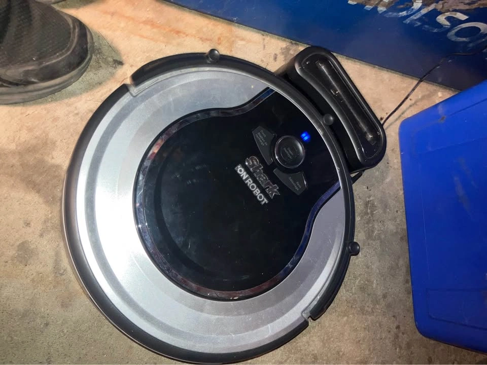Shark EZ Robot Vacuum (RV990CA) - Excellent Condition - photo 5