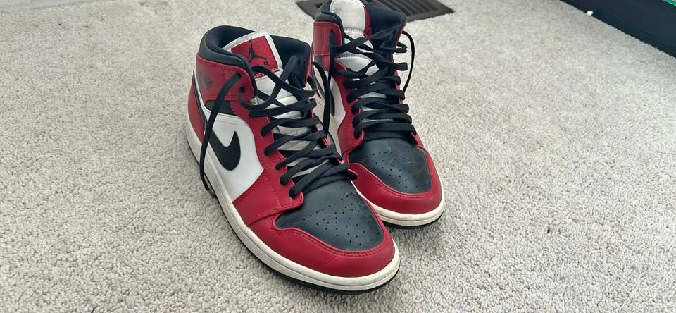 Air Jordan 1 Mid red black and white
