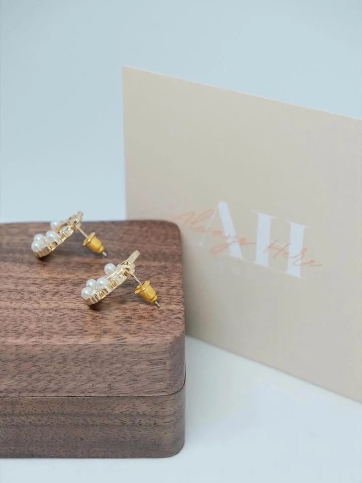 Bowknot Pearl Wreath Earrings image indicator(3)