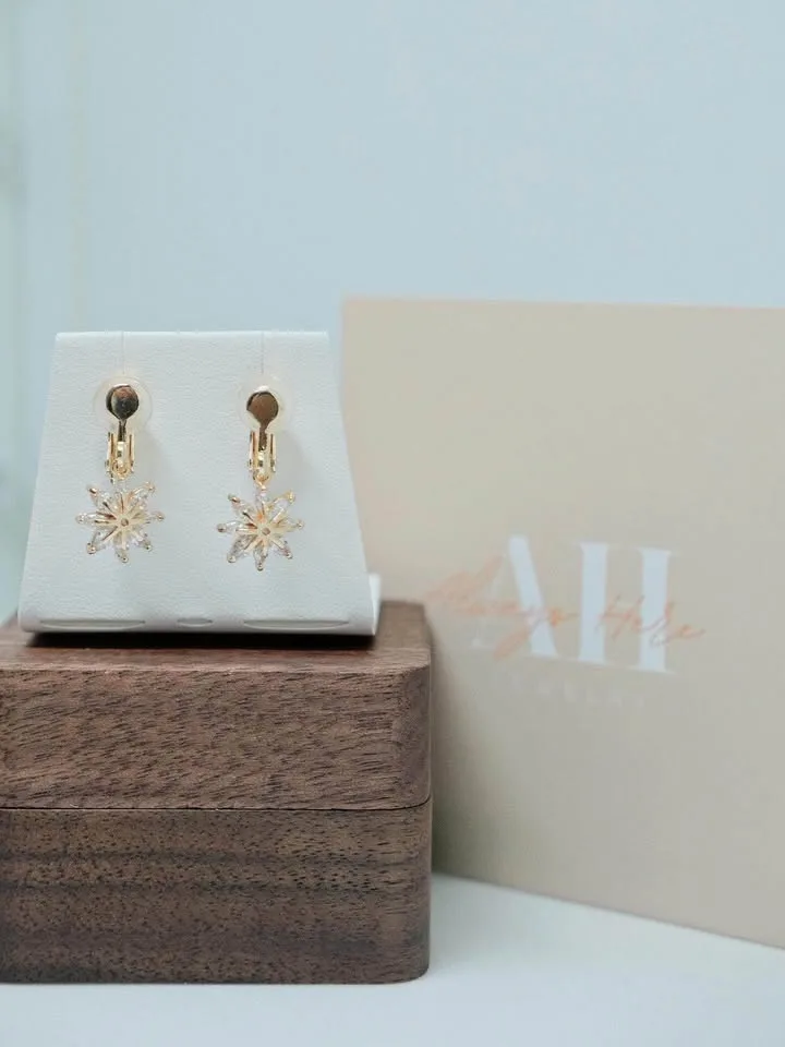 Sparkling snowflake earrings image indicator(4)