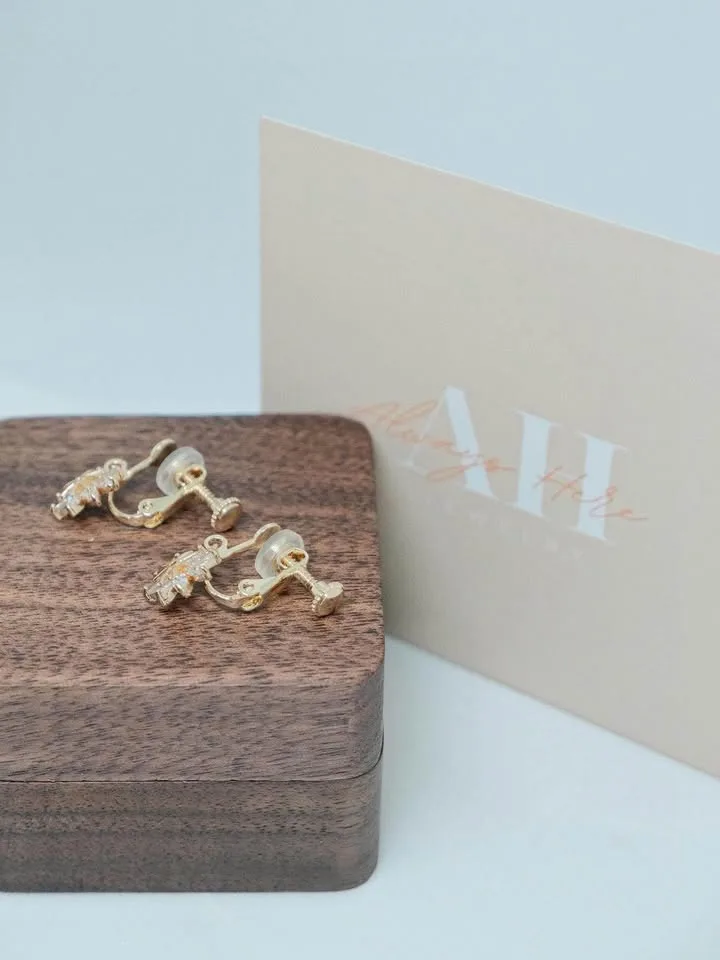 Sparkling snowflake earrings image indicator(6)