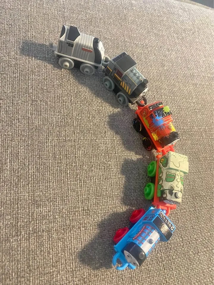 Lot of 5 mini Thomas trains thumbnail
