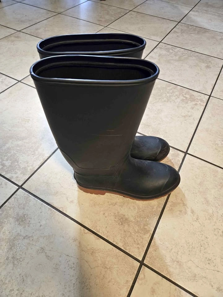 Black Rubber Rain Boots-Mens 7